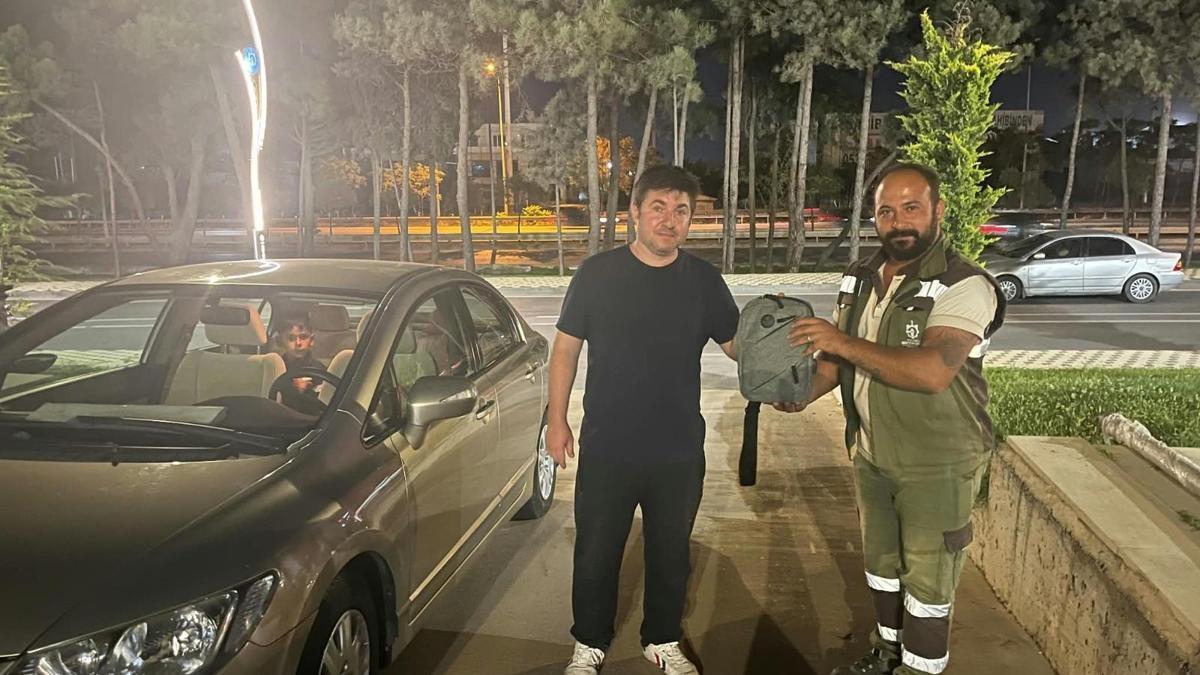 Temizlik işçisi, bulduğu içinde 400 bin liralık 6 bilezik olan çantayı sahibine ulaştırdı