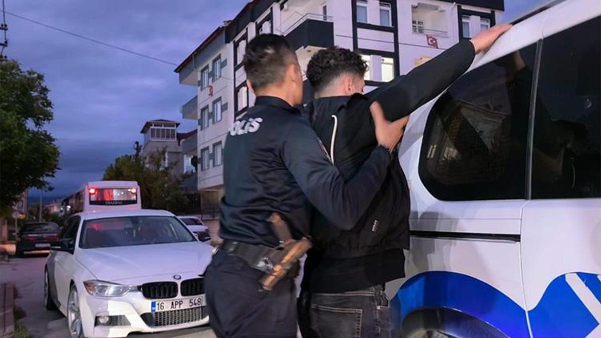Kulağındaki düzenekle sınava girdi, gözetmenden kaçamadı: İnegöl’de kopya skandalı!