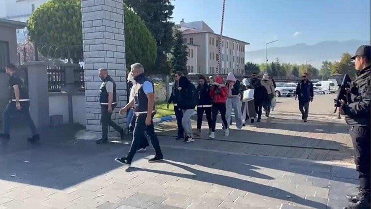 Masaj salonlarına fuhuş operasyonu: 5 tutuklama
