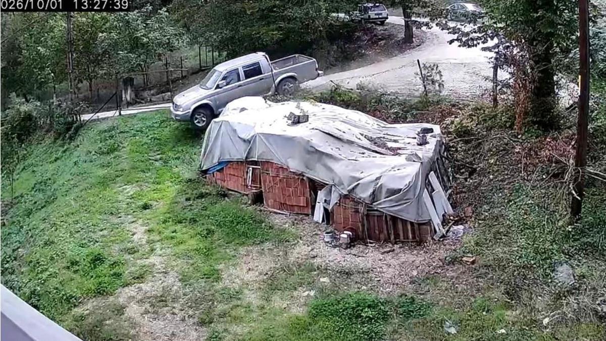 Otomobile çarpan kamyonetin bahçeye girdiği anlar kamerada