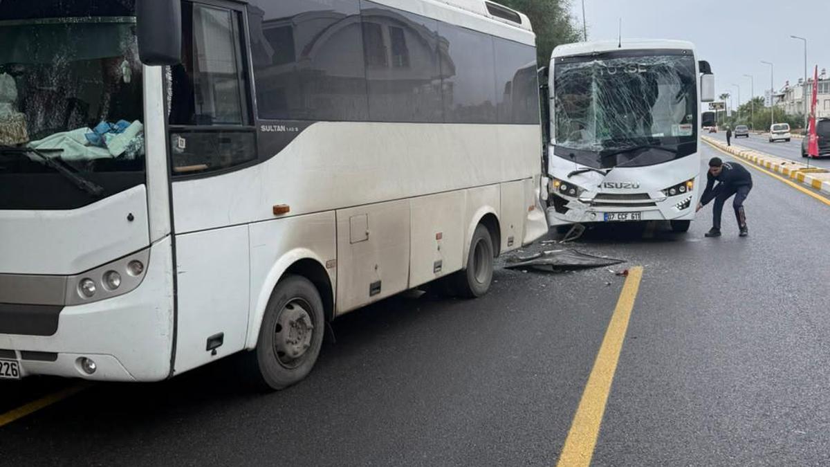 Tur midibüsü park halindeki midibüse çarptı