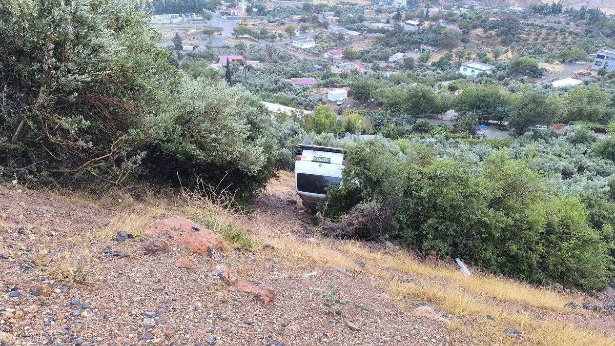 Şarampole devrilen hafif ticari aracın şoförü yaralandı
