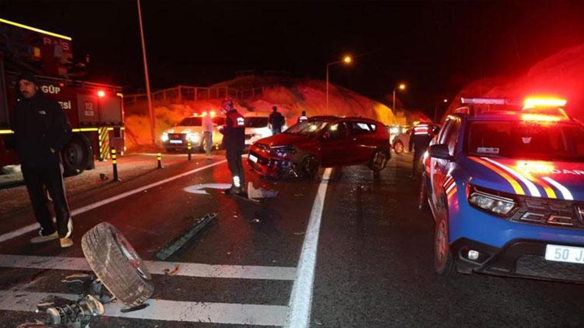 İki otomobil kafa kafaya çarpıştı 3'ü Çinli turist 5 kişi yaralandı