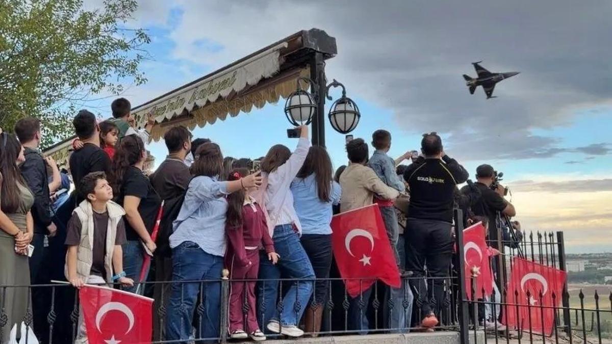 Diyarbakır’da bir ilk yaşandı: SOLOTÜRK 8 bin yıllık bahçe üzerinde gösteri yaptı