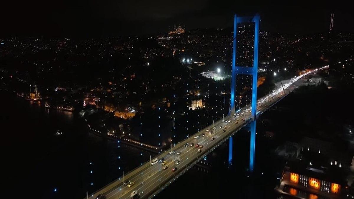 Boğaz'daki köprüler turkuaz renge büründü