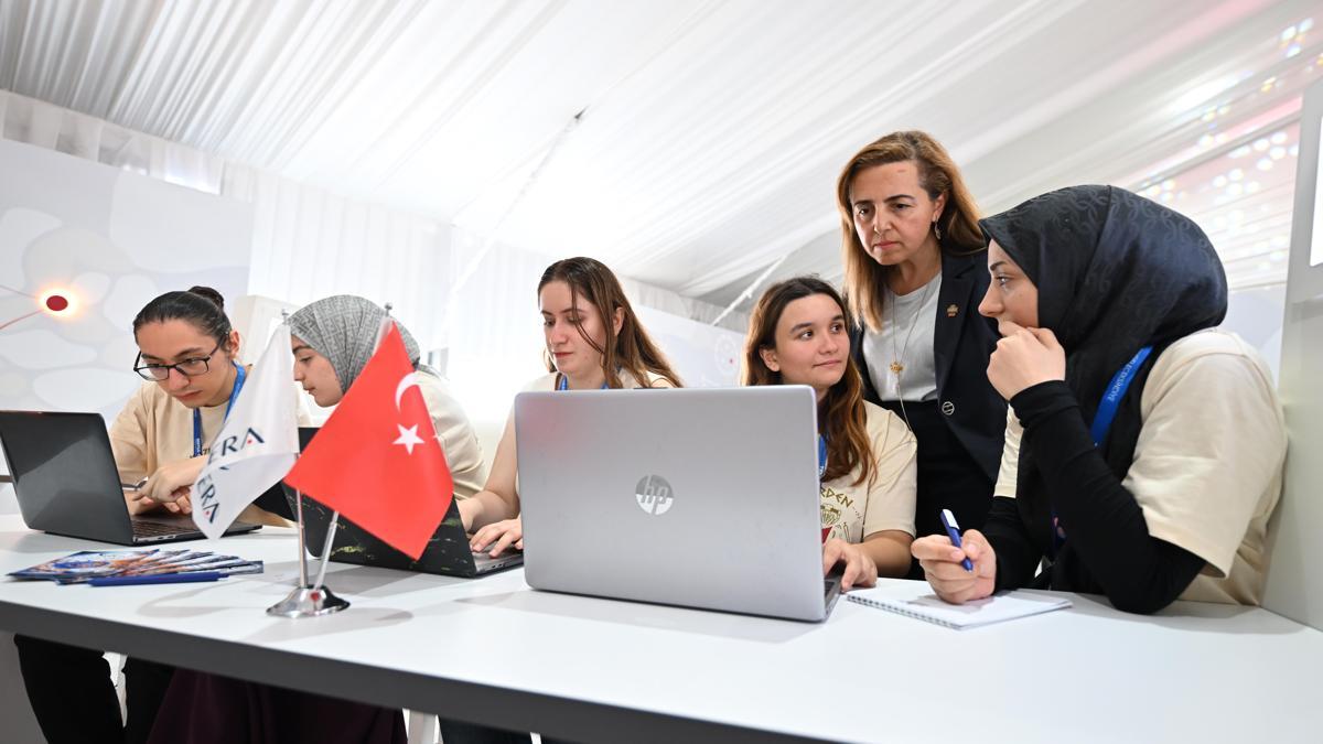 Yapay zekayla beyin kanserine yönelik molekül geliştiren üniversiteliler TEKNOFEST'te birinci oldu