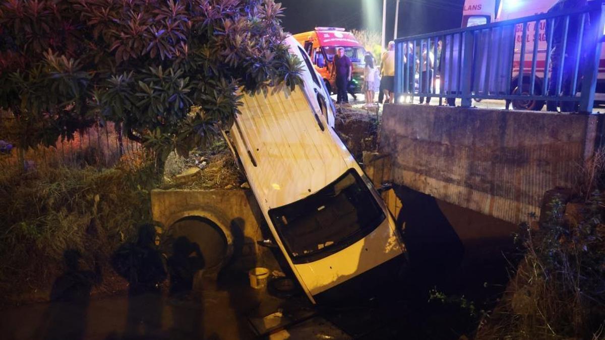 Adana’da şiddetli yağış! Otomobil sulama kanalına düştü