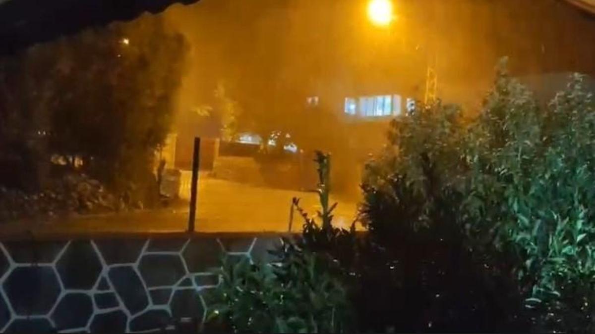 Ceviz büyüklüğünde dolu yağdı, bazı araçlar hasar gördü