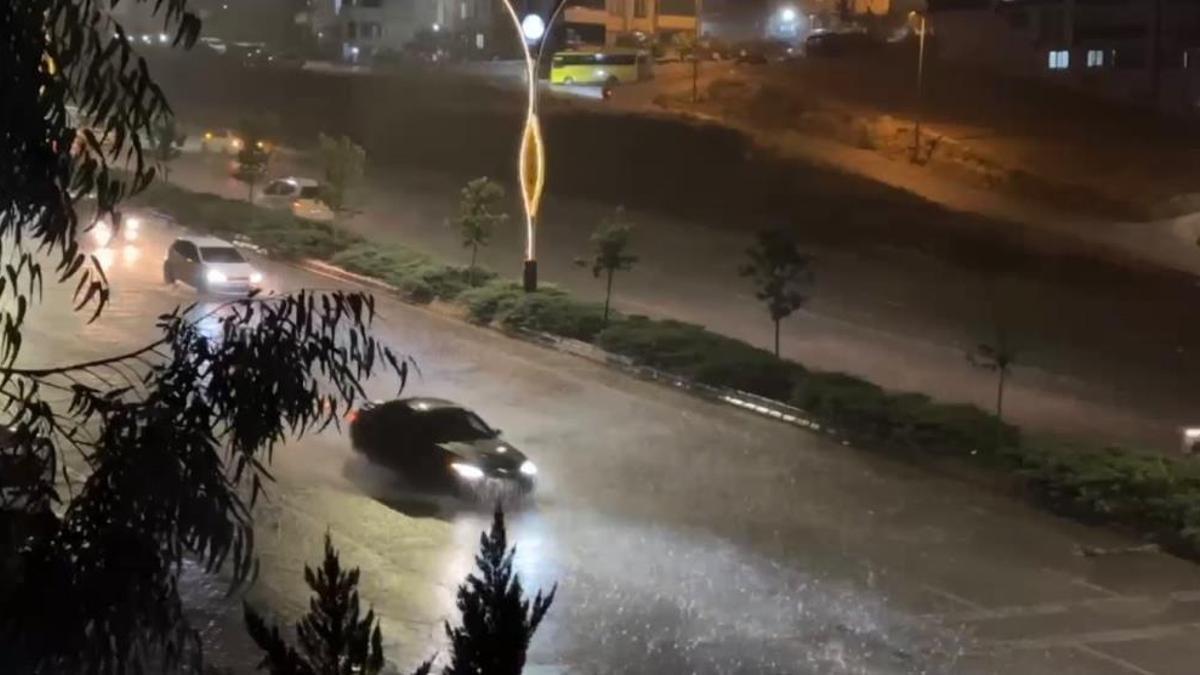 Gaziantep’te sağanak yağmur yolları göle çevirdi
