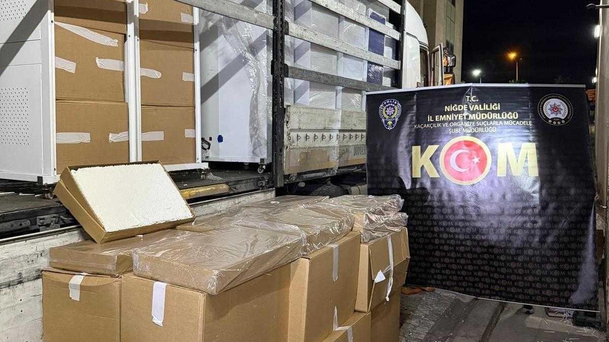 Niğde’de 1 milyon 900 bin adet doldurulmuş makaron ele geçirildi
