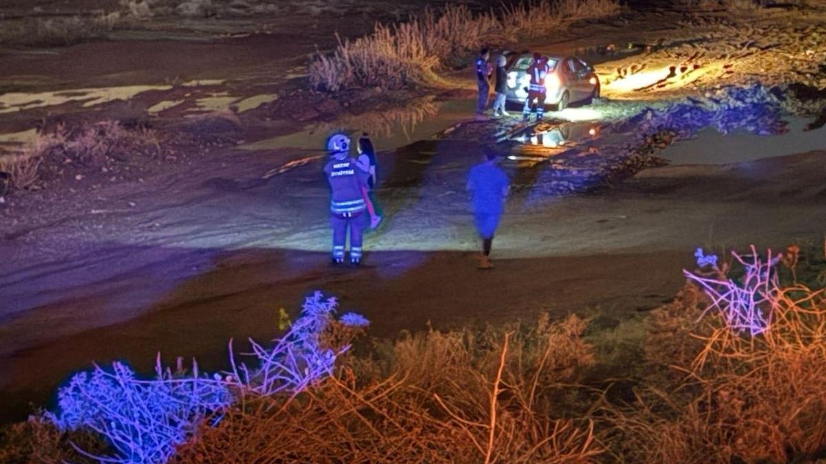 Çamura saplanan otomobilde mahsur kalan anne ve çocuklarını itfaiye kurtardı