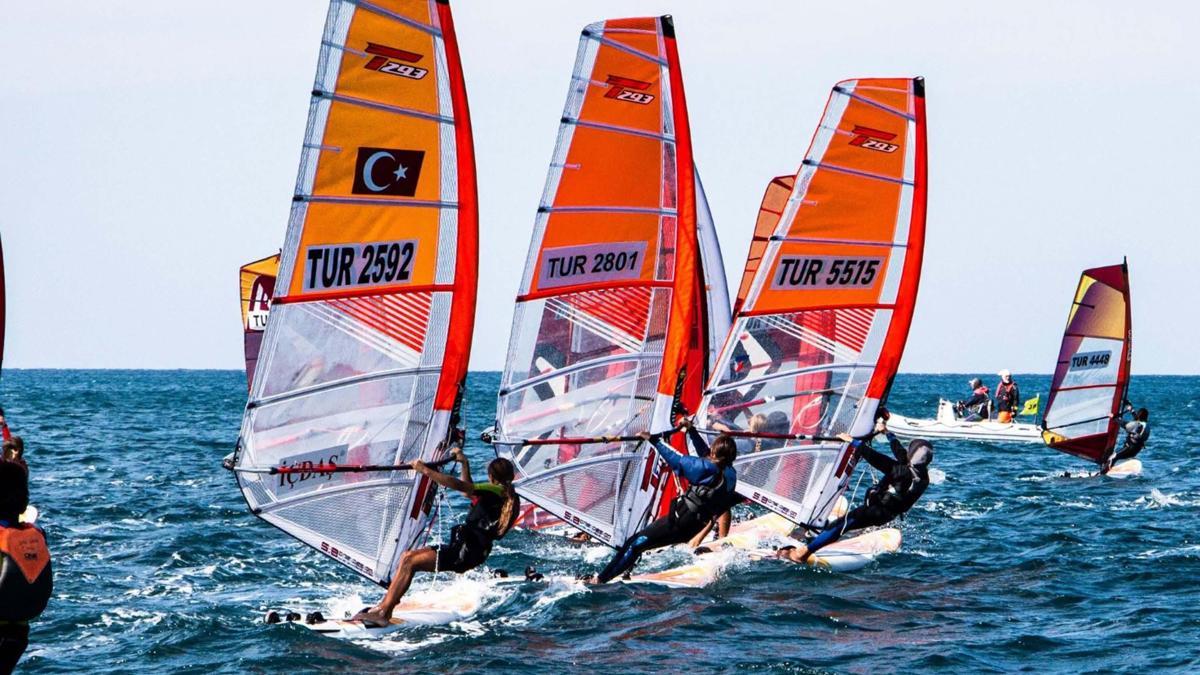 Foça'da yelken ligi yarışları ilgi gördü