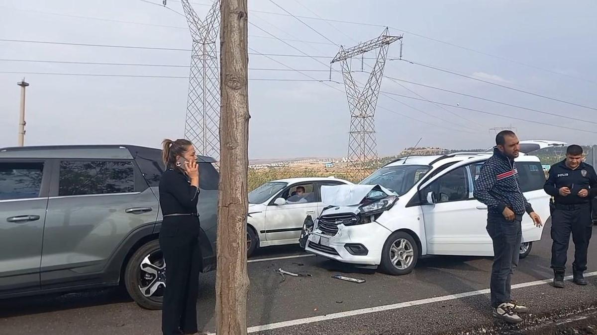 Diyarbakır’da hafif ticari araç ile otomobil çarpıştı: 2 yaralı