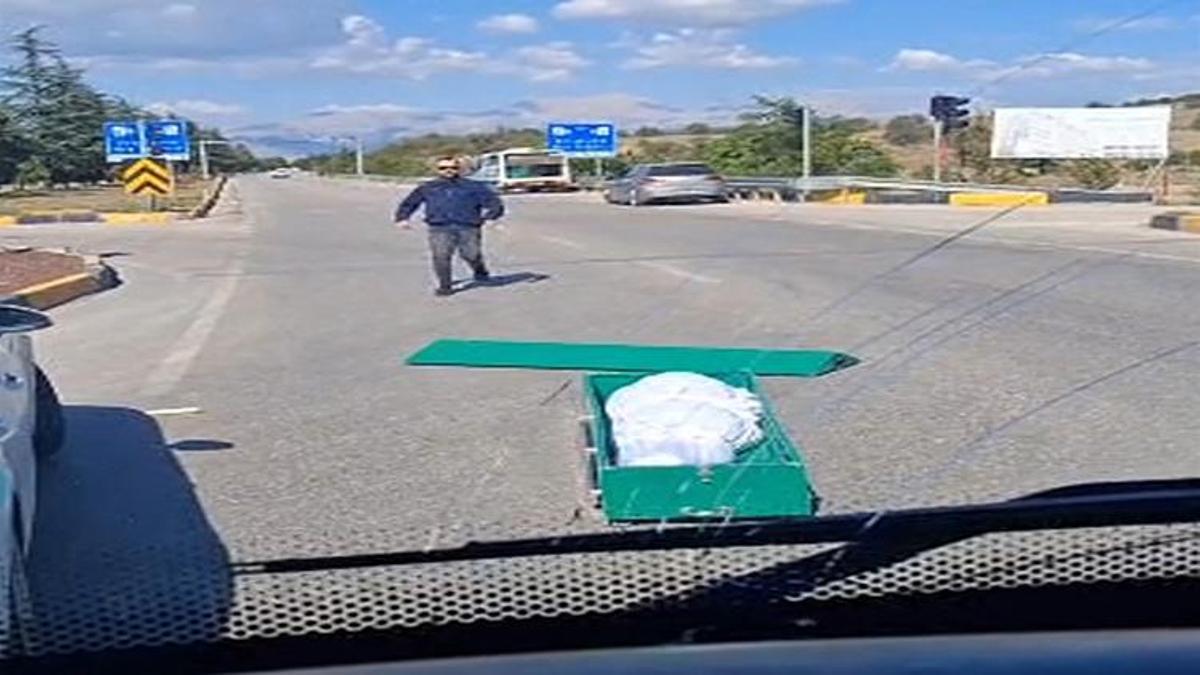 Isparta'da şok olay: Seyir halindeki nakil aracından cenaze tabutu yola düştü!