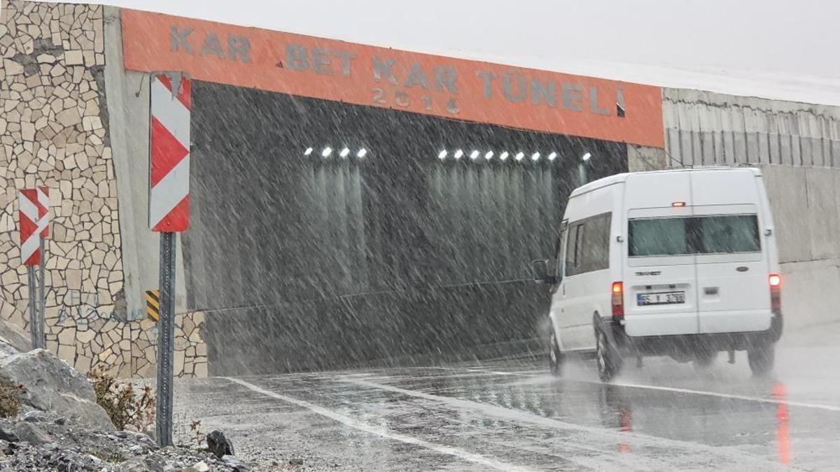 3 bin rakımlı Karabet Geçidi'nde kar başladı!