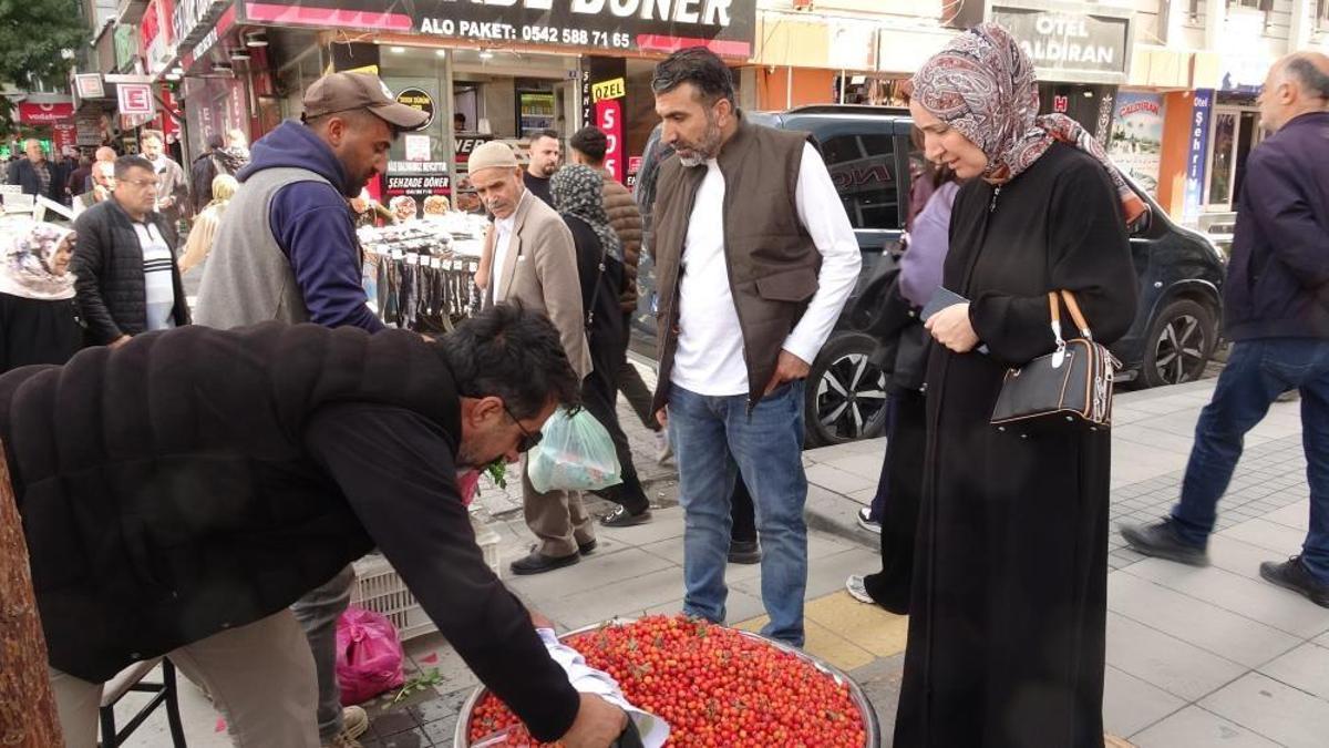Van'da bu meyve yetişince 'kış geldi' diyorlar! Şifa kaynağı pahalı olunca bardakla satılmaya başlandı