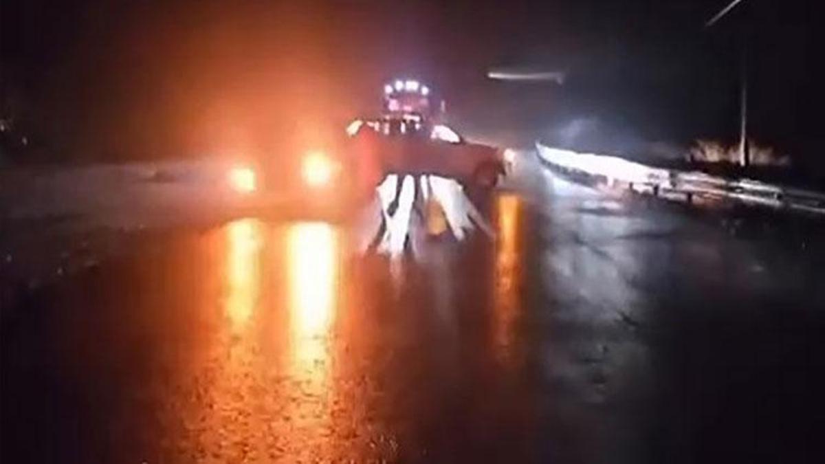 Yağış nedeniyle kayganlaşan yolda iki araç yoldan çıktı