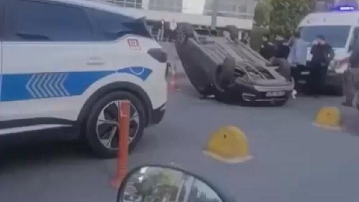 Sarıyer'de dubalara çarpan otomobil takla attı