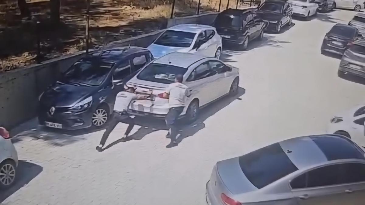 Park halindeyken geriye hareket eden otomobili güvenlik görevlileri durdurdu