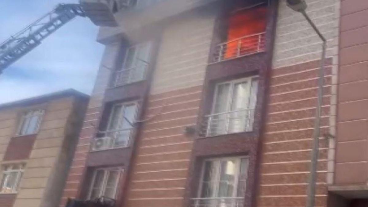 Esenyurt'ta yangında mahsur kalan 1'i bebek 5 kişinin kurtarıldığı anlar kamerada