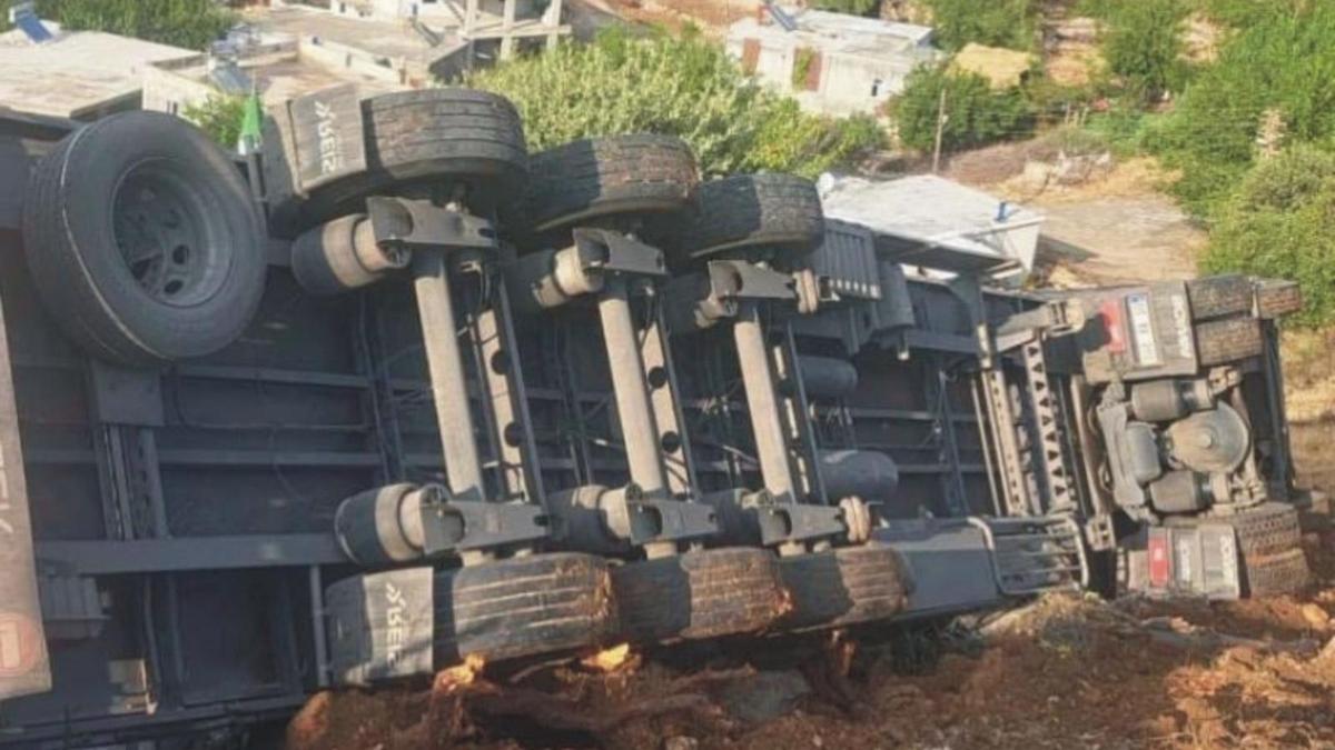 Devrilen TIR'ın sürücüsü yaralandı