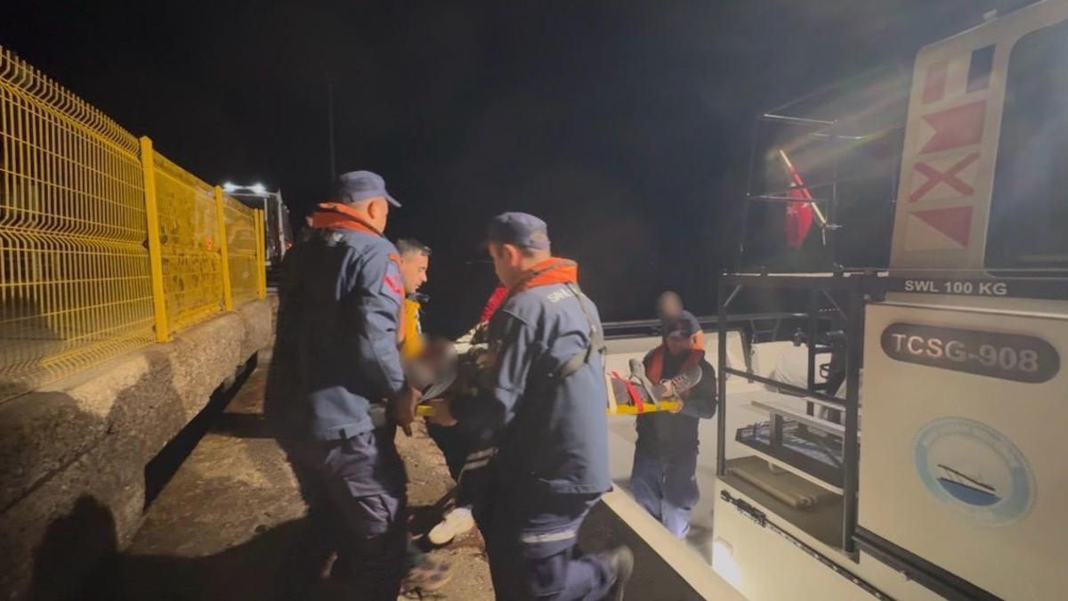 Bozcaada'da trafik kazasında yaralanan kişi Sahil Güvenlik ekiplerince ana karaya getirildi