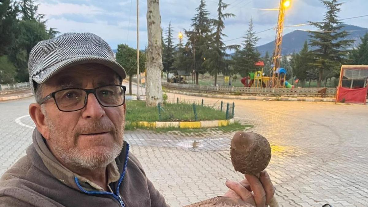 Yağışlar arttı, toplamaya çıktı! En büyüğüne denk gelince şaştı kaldı