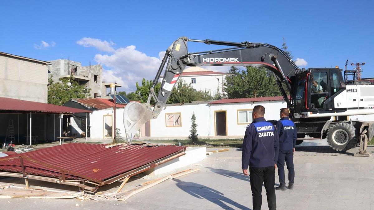 Van'ın Edremit ilçesinde imara aykırı 3 yapı yıkıldı