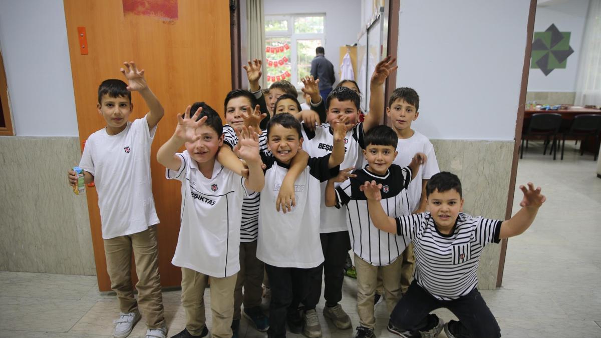Niğde'de Beşiktaş taraftar grupları, öğrencilere hediye dağıttı