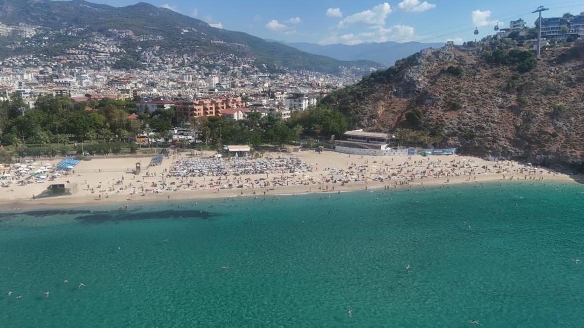 Doğu'da kar havası baş gösterdi! Antalya plajlarında yazdan kalma günler