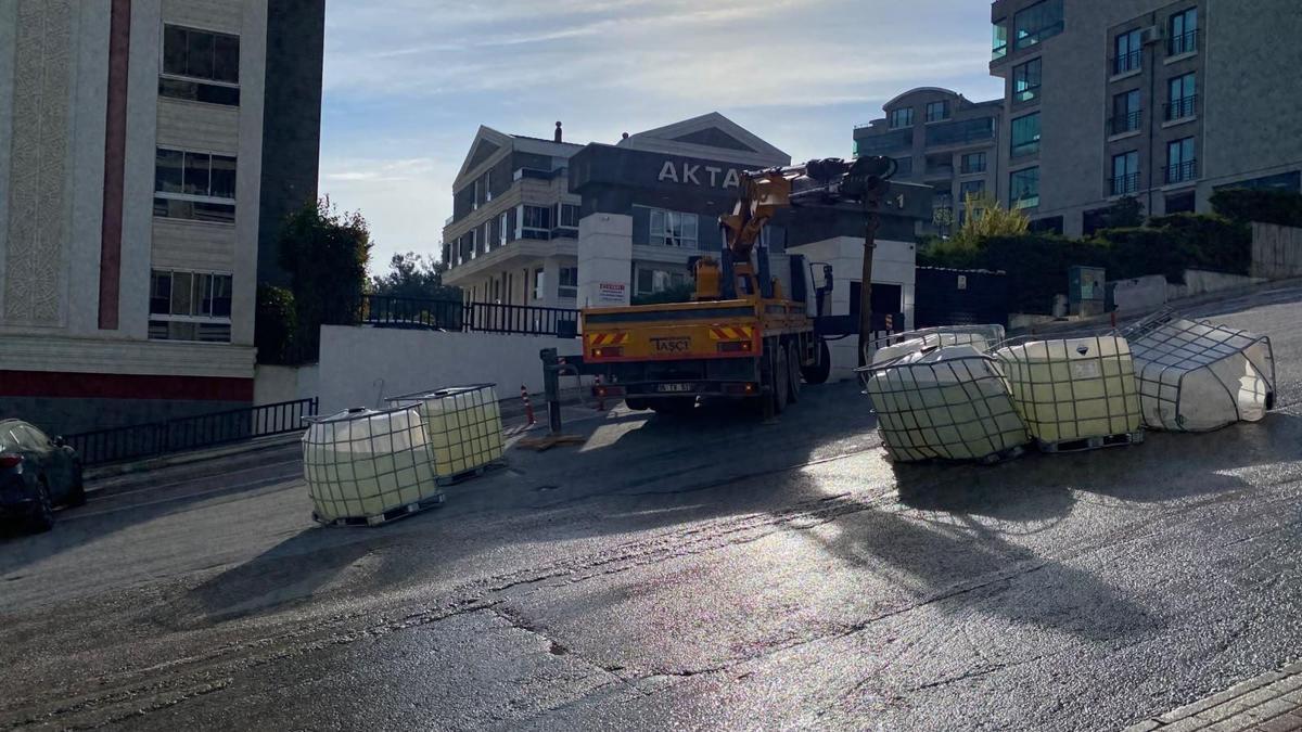 Kamyon kasasından düşen tanklardaki kimyasal madde yola sızdı