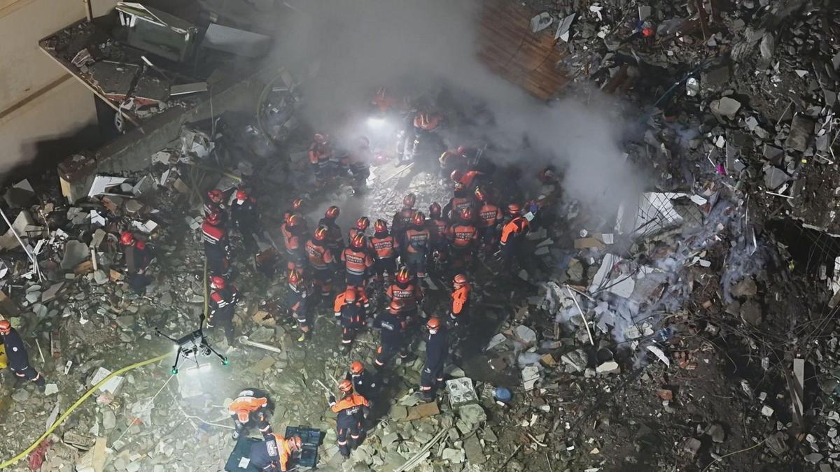 Maltepe'de enkaz altındaki 3 kişiyi arama çalışmaları havadan görüntülendi