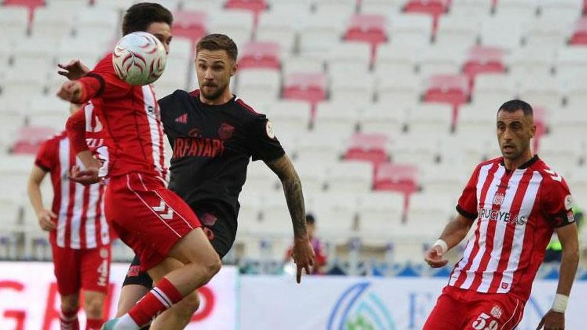Sivasspor - Pendikspor maçında 5 gol ve 2 kırmızı kart vardı