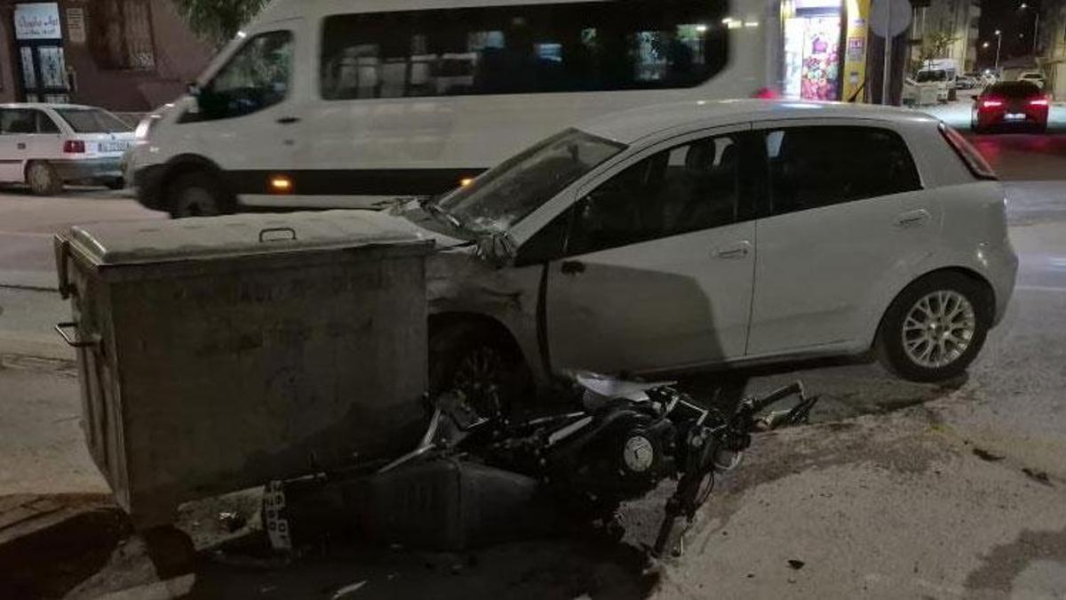 Motosikletlinin otomobile çarptıktan sonra yaralandığı feci kaza kamerada
