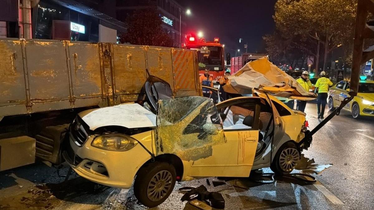 Beyoğlu'nda otomobil, taksiye çarpıp kamyonetin altına girdi: 3 yaralı