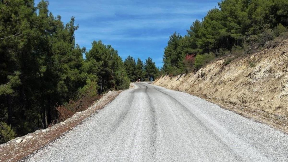 Denizli'de iki aracın yan yana geçemediği yol yenilendi: 14 kilometrelik güzergâh açıldı