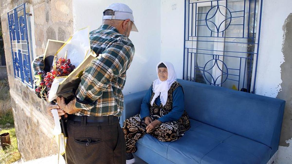 Köyde duyan inanmıyor! Karısına 58 yıldır aynı şeyi yapıyor