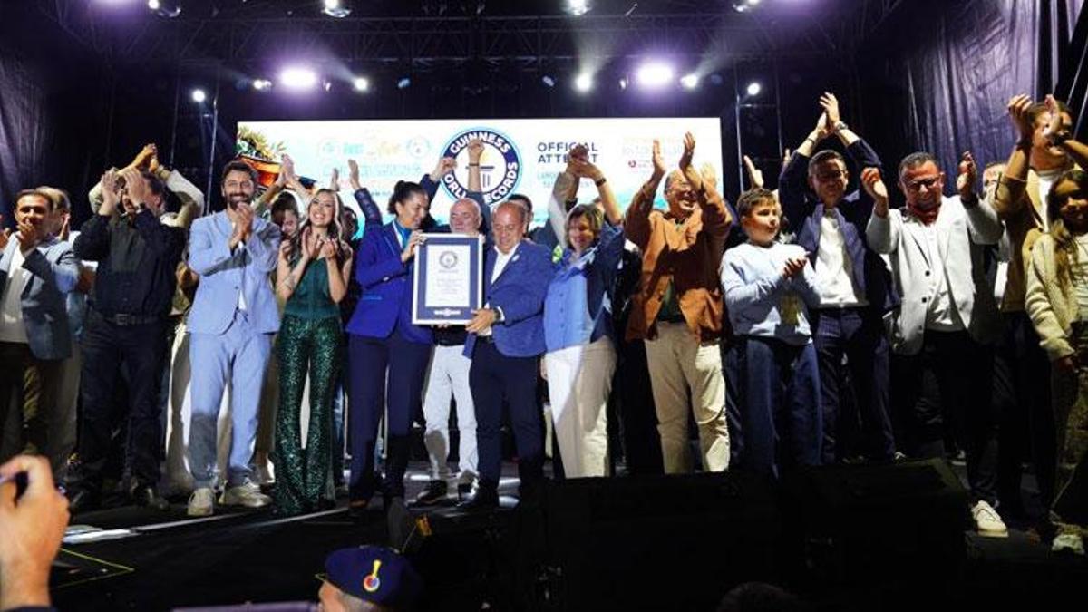 3. Edremit Zeytinyağı Tadım Festivali'nde 16 bin 2 kişiyle dünya rekoru kırıldı