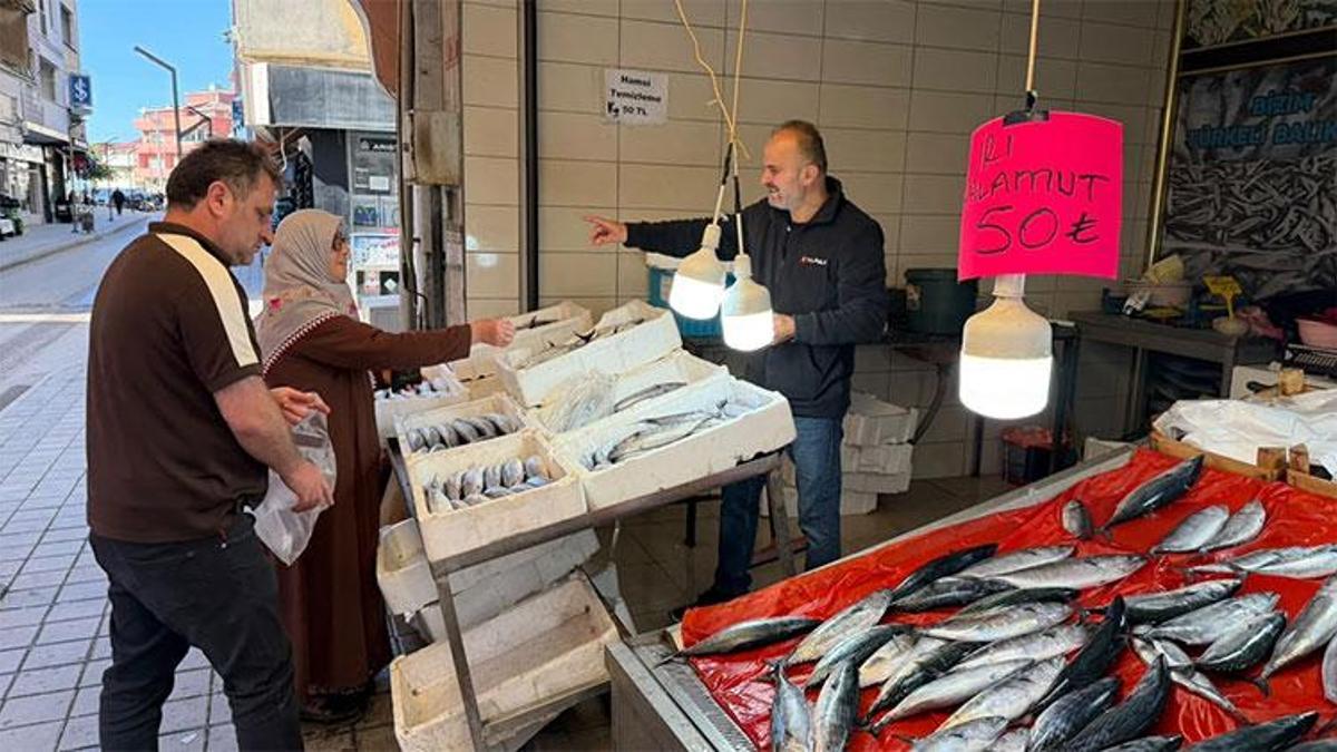 Balıkseverlerin yüzü güldü! Sinop’ta 50 TL’yi duyan tezgaha koştu