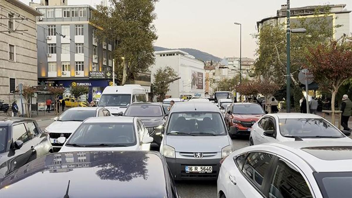 Bursa'da sabah namazı yoğunluğu: Trafik tek şeride düştü