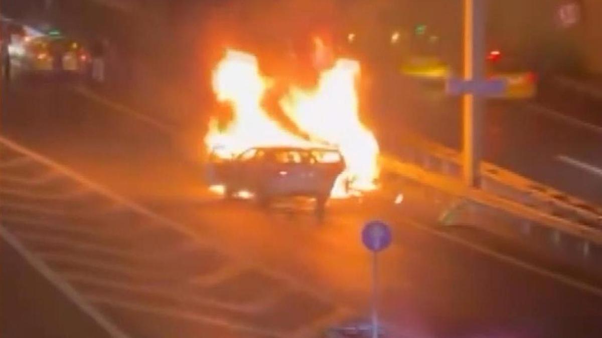 Sarıyer TEM Otoyolu’nda otomobil duran taksiye çarptı: 2 araç yandı, 5 kişi yaralandı