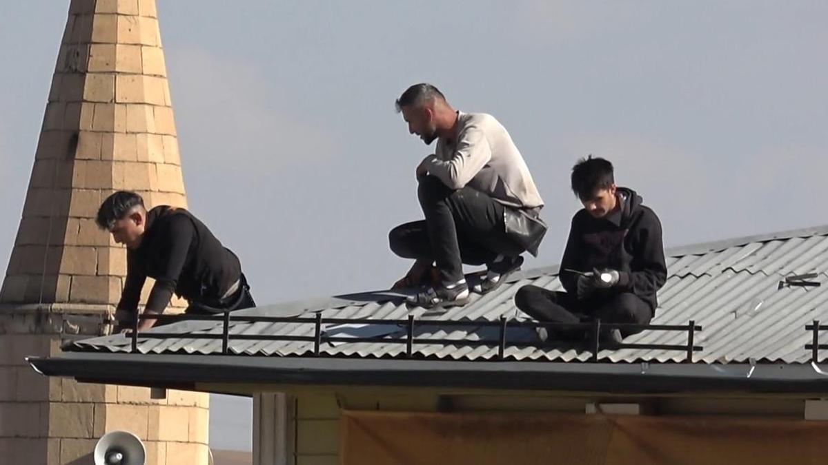 Sivas'ta işçilerin çatıda tehlikeli mesaisi