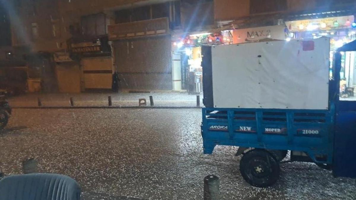 Kilis'te dolu aniden bastırdı, yollar beyaza büründü