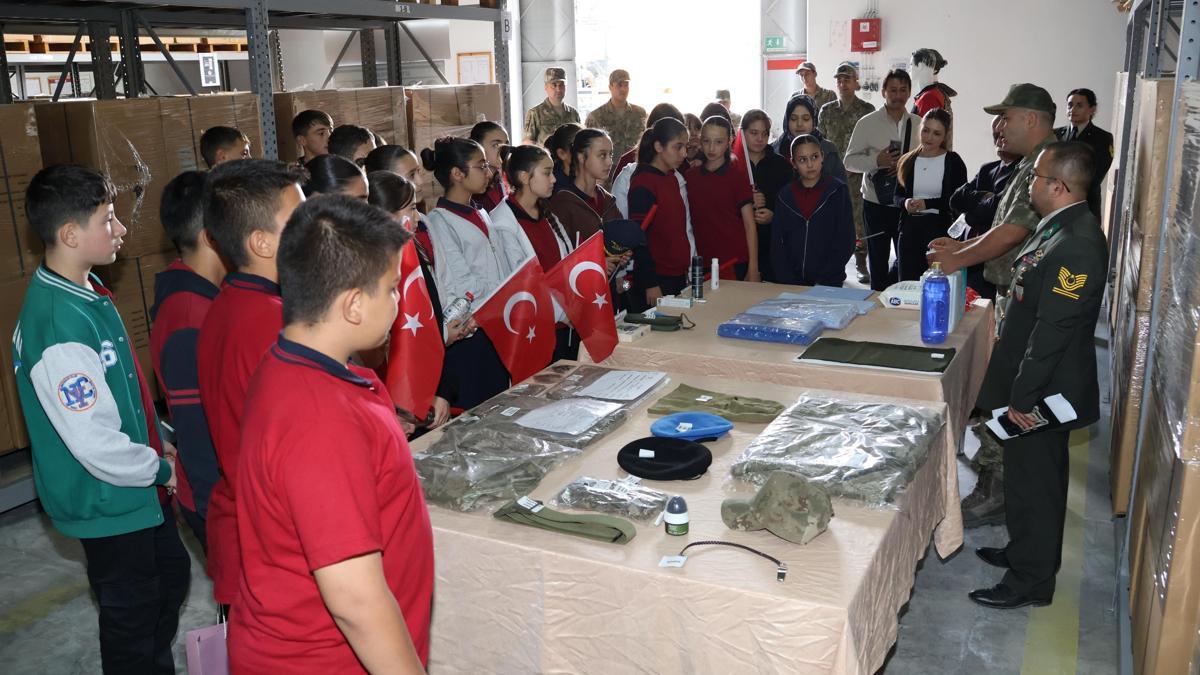 Öğrenciler, 'Mehmetçikle Bir Gün' projesi kapsamında kışlaları ziyaret etti