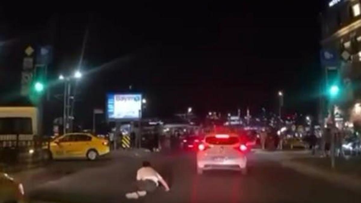 Fatih'te yolun karşısına geçmek isteyen kişiye çarpan otomobil kamerada