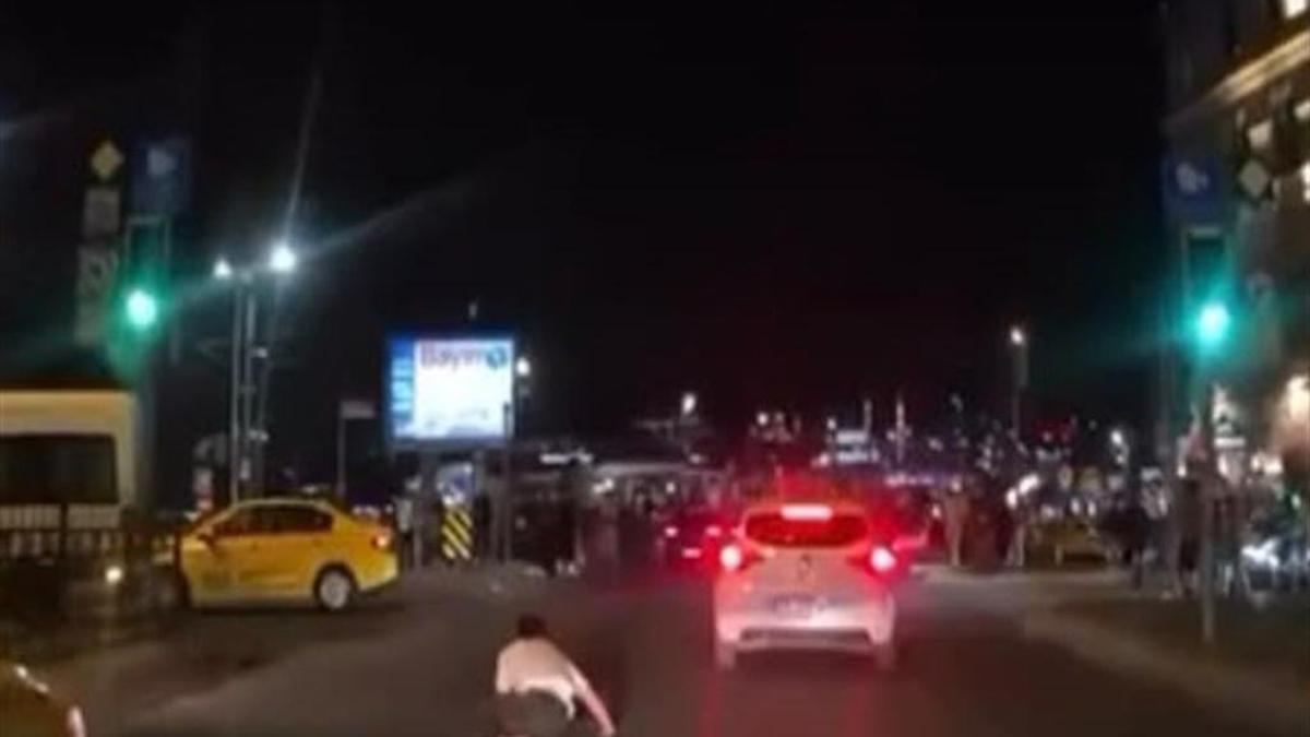 Fatih'te yolun karşısına geçmek isteyen kişiye çarpan otomobil kamerada