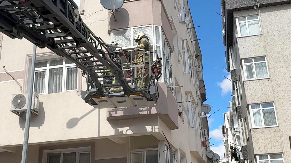 Avcılar’da yangın paniğiyle evden çıkan aile anahtarı içeride unuttu; itfaiye kurtardı