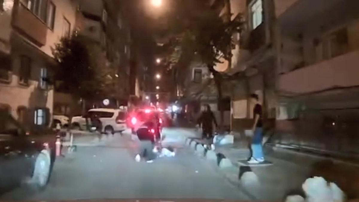 Esenler'de 2 kız arkadaş arasında kavga; saçından tutup yerde sürükledi