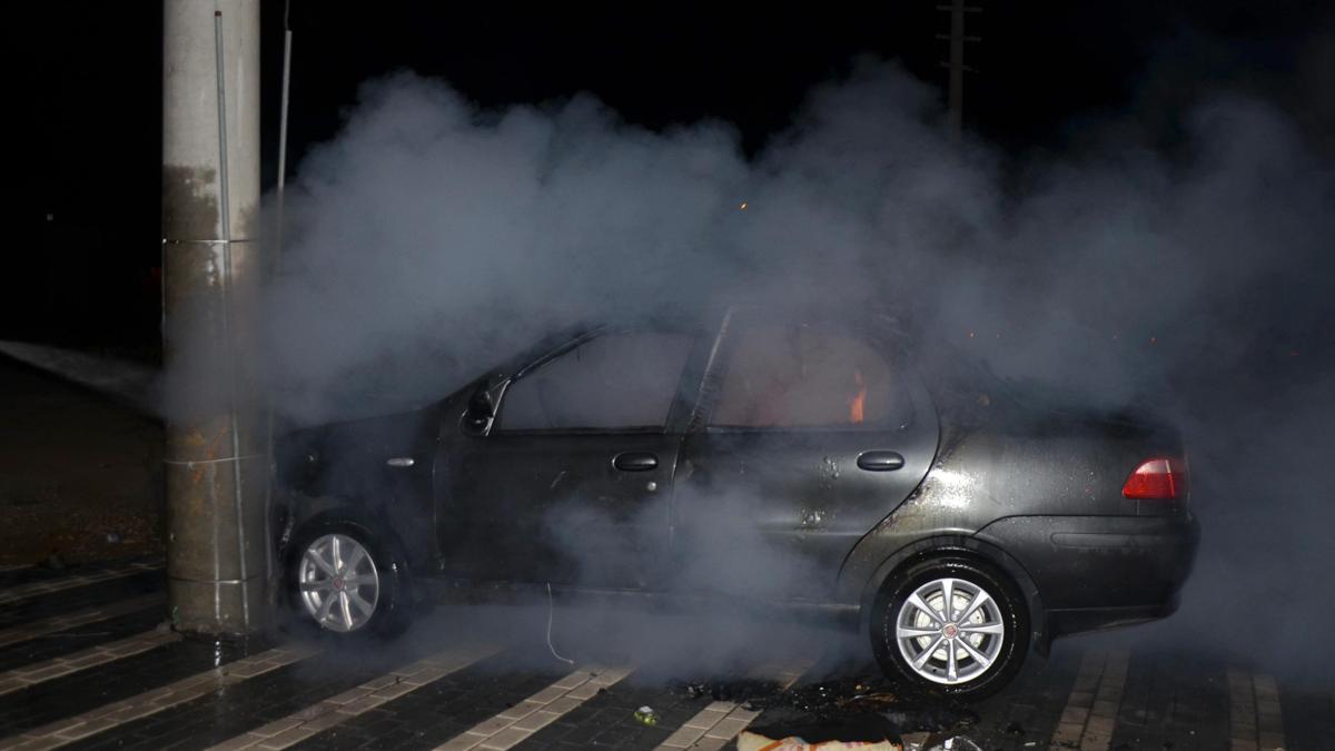 Çarpışan otomobillerden biri alev aldı: 2 yaralı