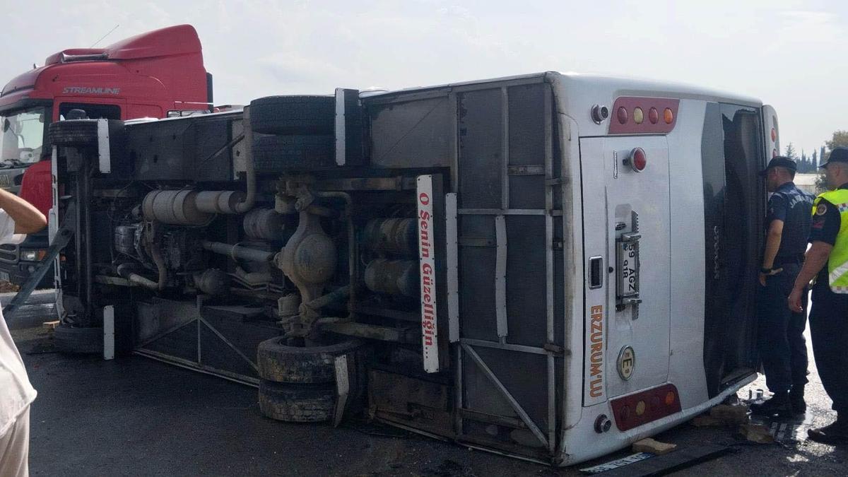Midibüs, kaygan yolda devrildi; yaralılar var